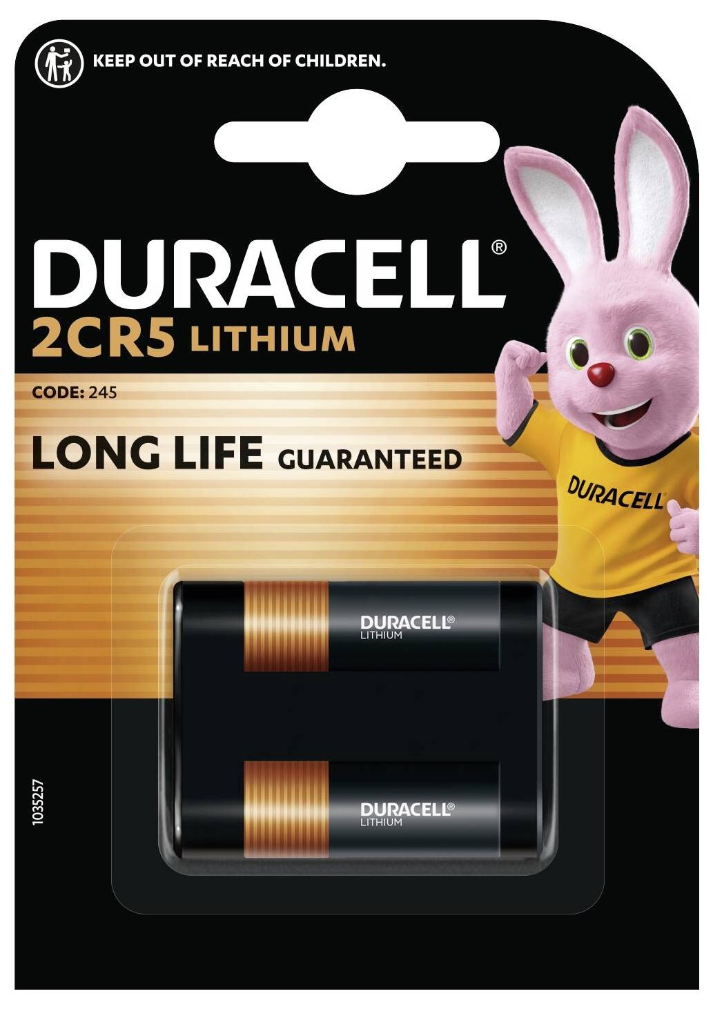 Balík batérií Duracell 2CR5 z lítia s ružovým králičím maskotom na pravej strane. Text: „Dlhá životnosť garantovaná".