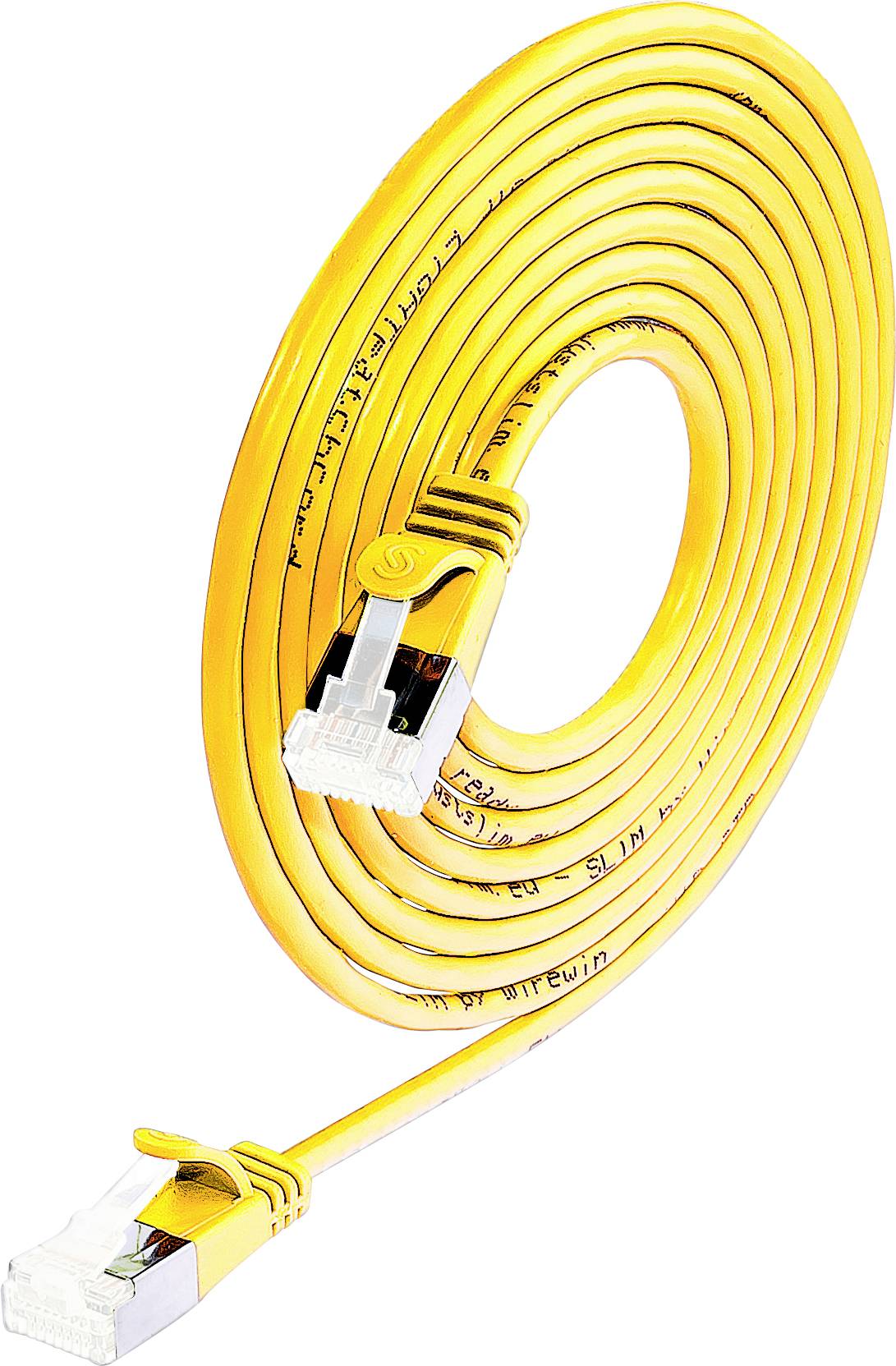 Plochý, žltý ethernetový kábel, zvinutý s dvoma konektormi RJ45 na koncoch. Vhodný pre sieťové pripojenia.