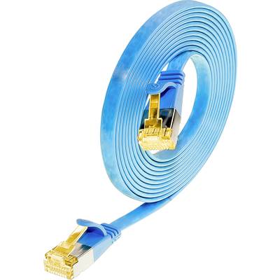 Plochý modrý ethernetový kábel so zlatými konektormi, zvinutý na bielom pozadí.