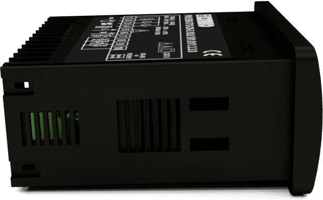 Čierne elektronické zariadenie s vetracími otvormi a leptaným popisným poľom na hornej strane.