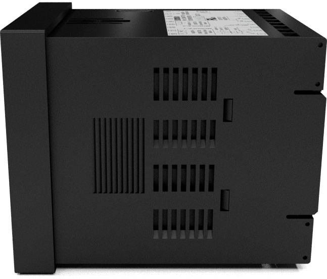 Čierne, obdĺžnikové elektronické zariadenie s vetracími otvormi a informačnou nálepkou na vrchu.