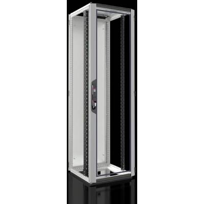 Serverový rack, prázdny, čierny a strieborný, stojaci vzpriamene na čiernom pozadí. Vhodný na umiestnenie IT komponentov.