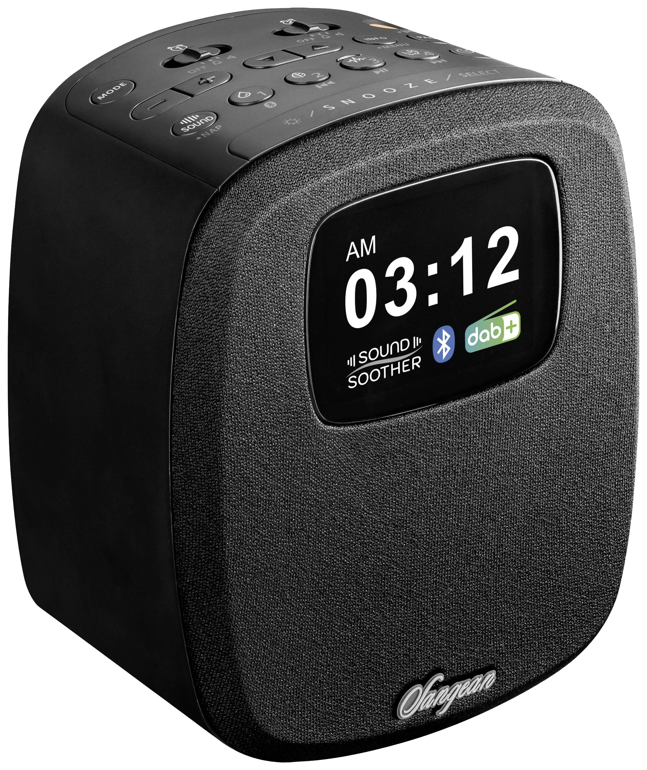 Digitálny rádiový budík v čiernej farbe s LED displejom, zobrazuje '03:12 AM', so symbolmi Bluetooth a DAB+. Hore sú ovládacie tlačidlá.