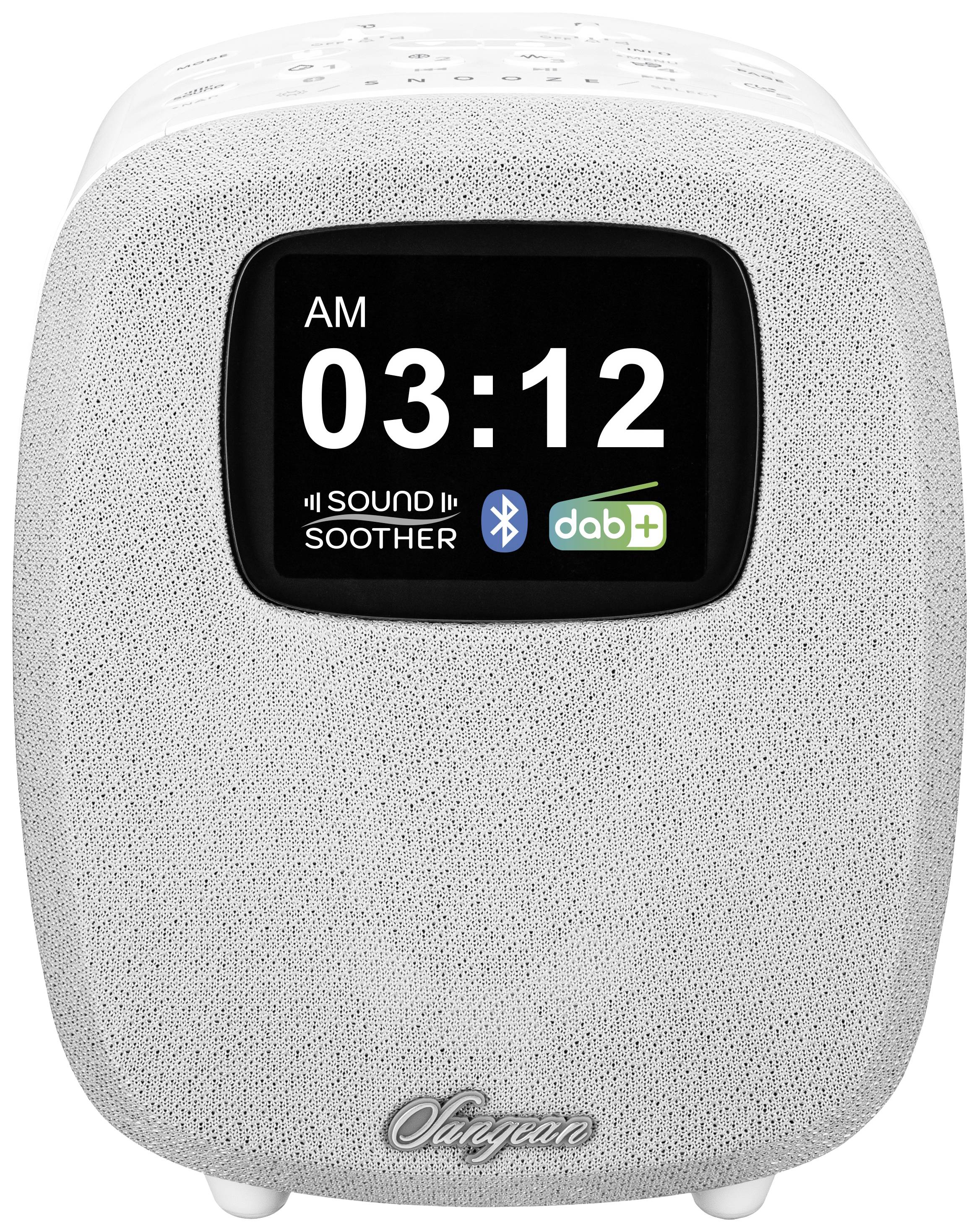 Budík zobrazuje čas 'AM 03:12' na čiernom displeji, s bluetooth a DAB+ symbolmi. Biele, štruktúrované púzdro.