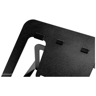 Čierny, vrúbkovaný stojan so svorkami, pravdepodobne vhodný pre tablety alebo laptopy, na bielom pozadí.