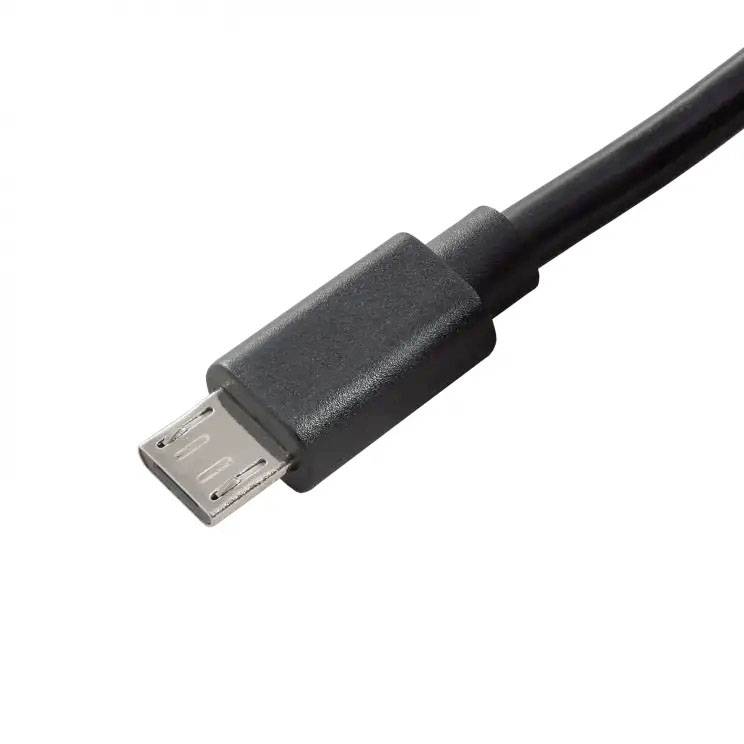 Čierne mikro-USB kábel s plochým, obdĺžnikovým konektorom, vhodný na nabíjanie alebo prenos dát.