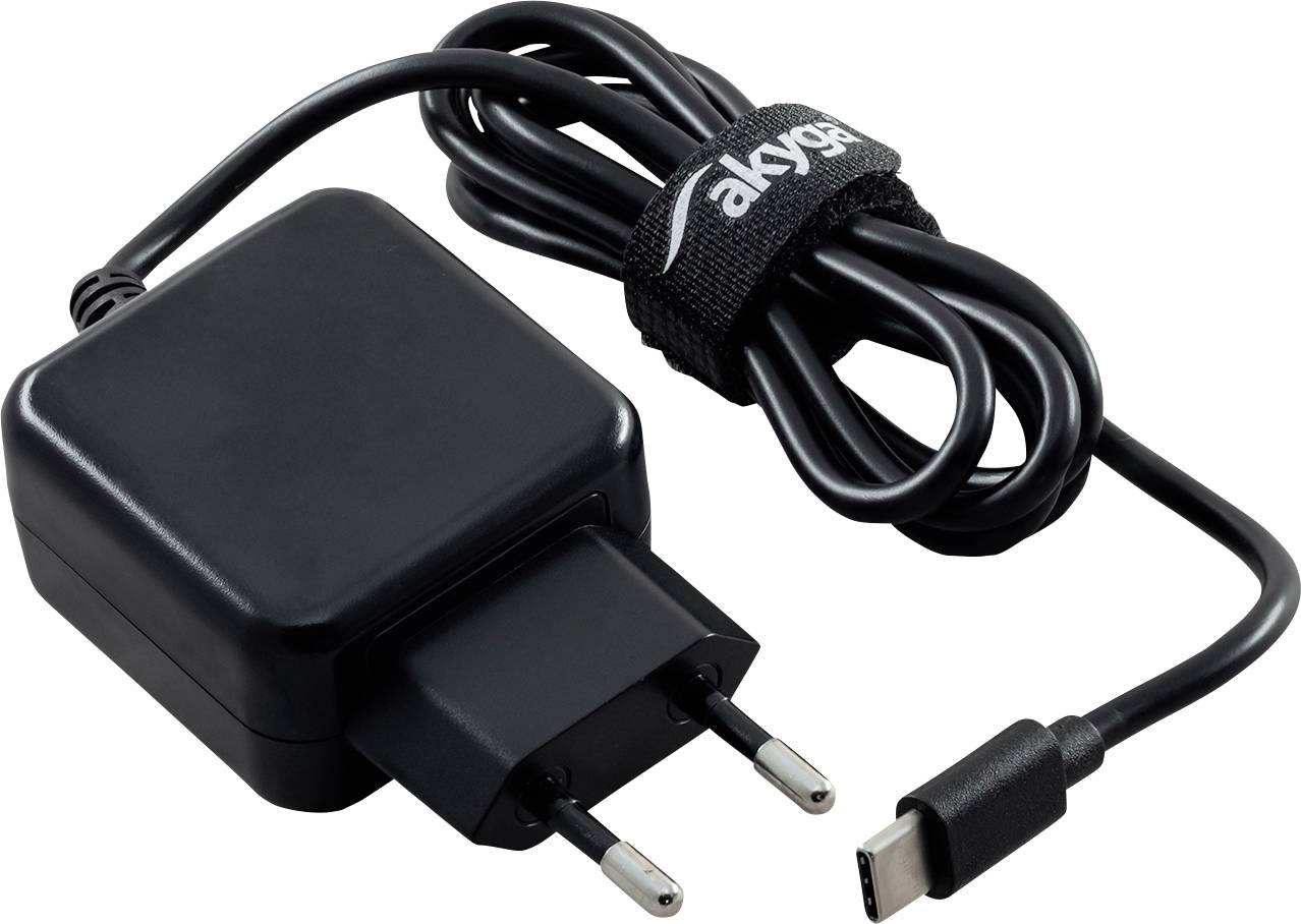 Čierna USB-C nabíjačka s napájacím adaptérom a káblom na bielom pozadí.