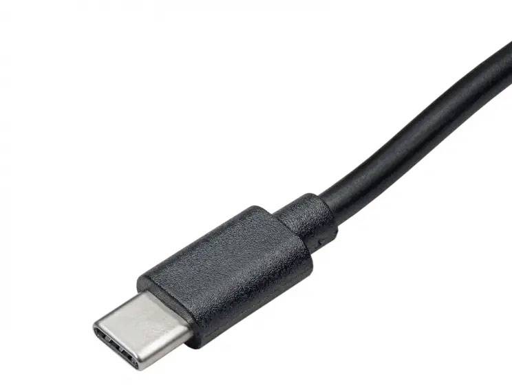 Čierny USB-C kábel, čiastočne viditeľný v obraze, leží na bielom pozadí. Je určený na prenos dát a nabíjanie.