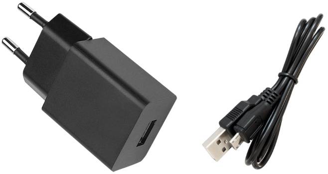 Čierna USB nabíjačka s káblom. Vhodná pre európske zásuvky.