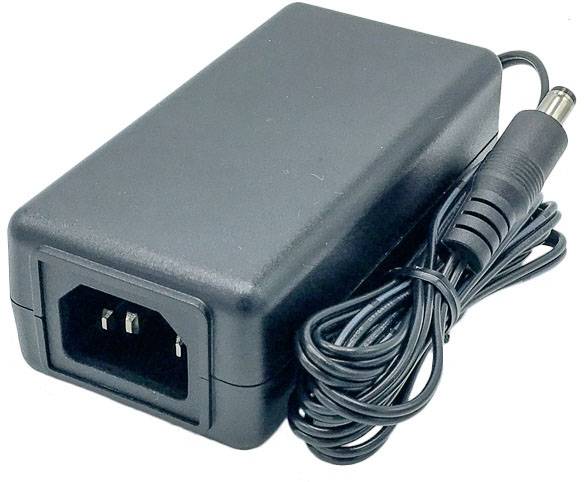 Čierna napájacia jednotka s káblom a zástrčkou, vhodná pre elektronické zariadenia.