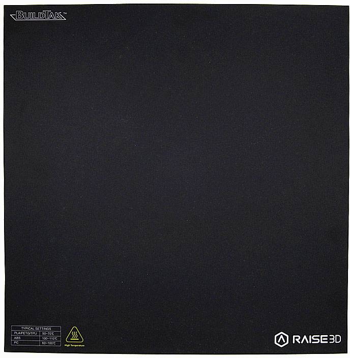 Čierna 3D tlačiarenská podložka s logami 'BuildTak' a 'Raise3D'. Rohy sú mierne zaoblené. Poznámky k nastaveniam teploty v ľavom dolnom rohu.