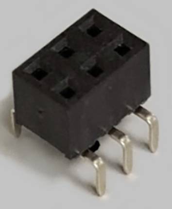 Čierny konektor s tromi kovovými pinmi, vhodný pre elektronické obvody.