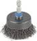Guľatá drôtená kefa s kovovými štetinami a modrým krúžkom na rukoväti, ideálna na odstraňovanie hrdze a farby z kovových povrchov.