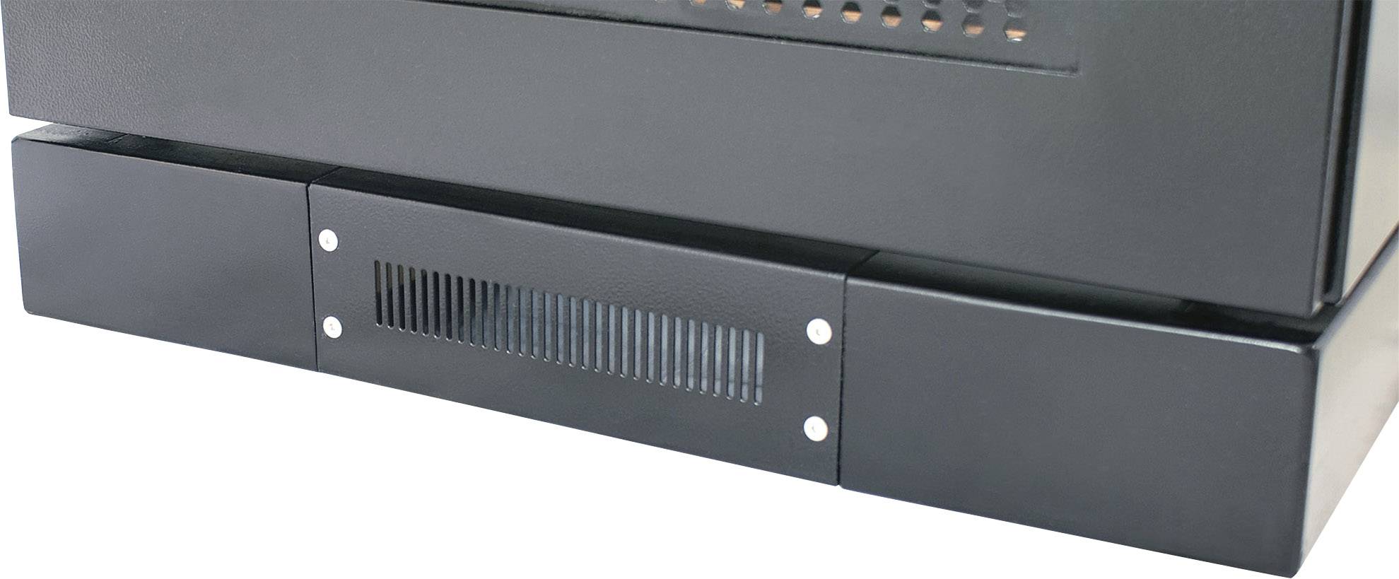 Čierna základňa elektrického zariadenia s vetracou mriežkou, pravdepodobne na chladenie, v detailnom zábere.