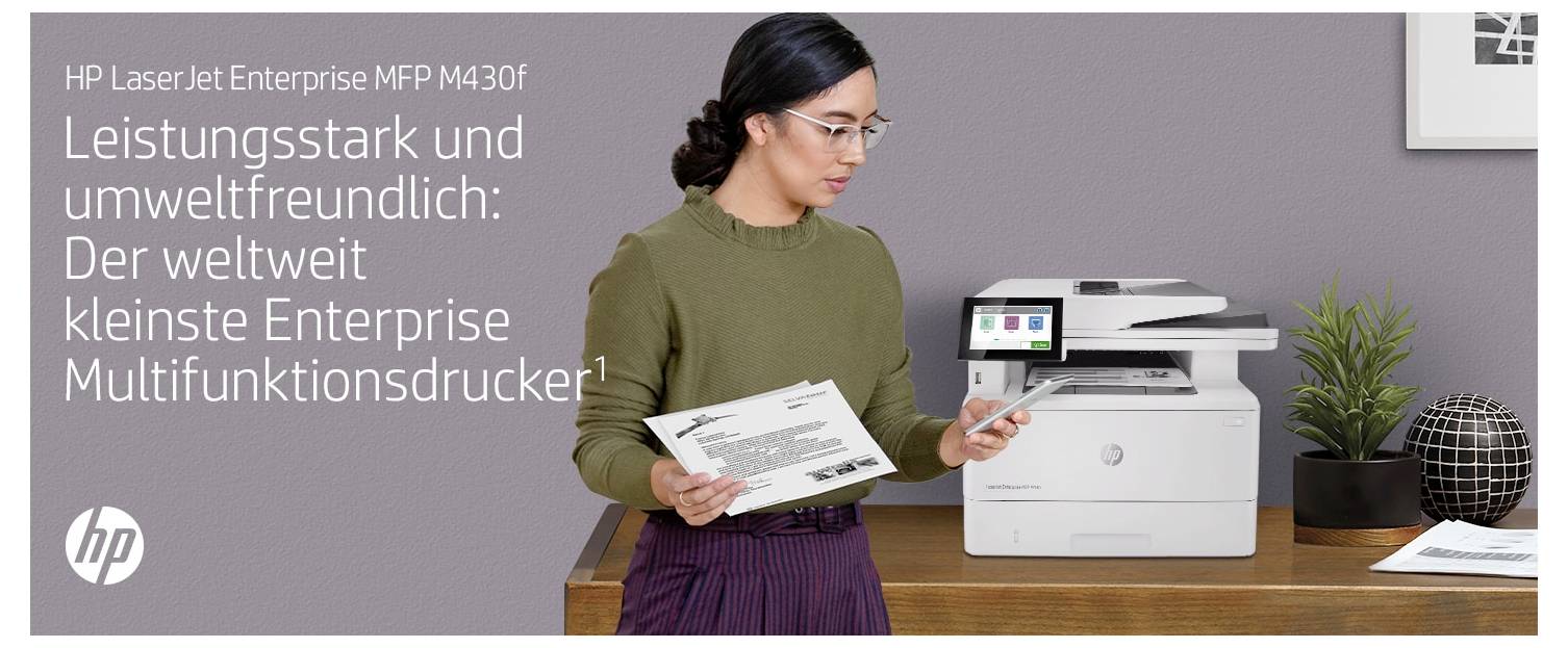 Žena stojí vedľa tlačiarne HP LaserJet Enterprise MFP M430f, drží vytlačenú stránku a zariadenie, s nemeckým reklamným textom propagujúcim jej kompaktný, ekologický dizajn.