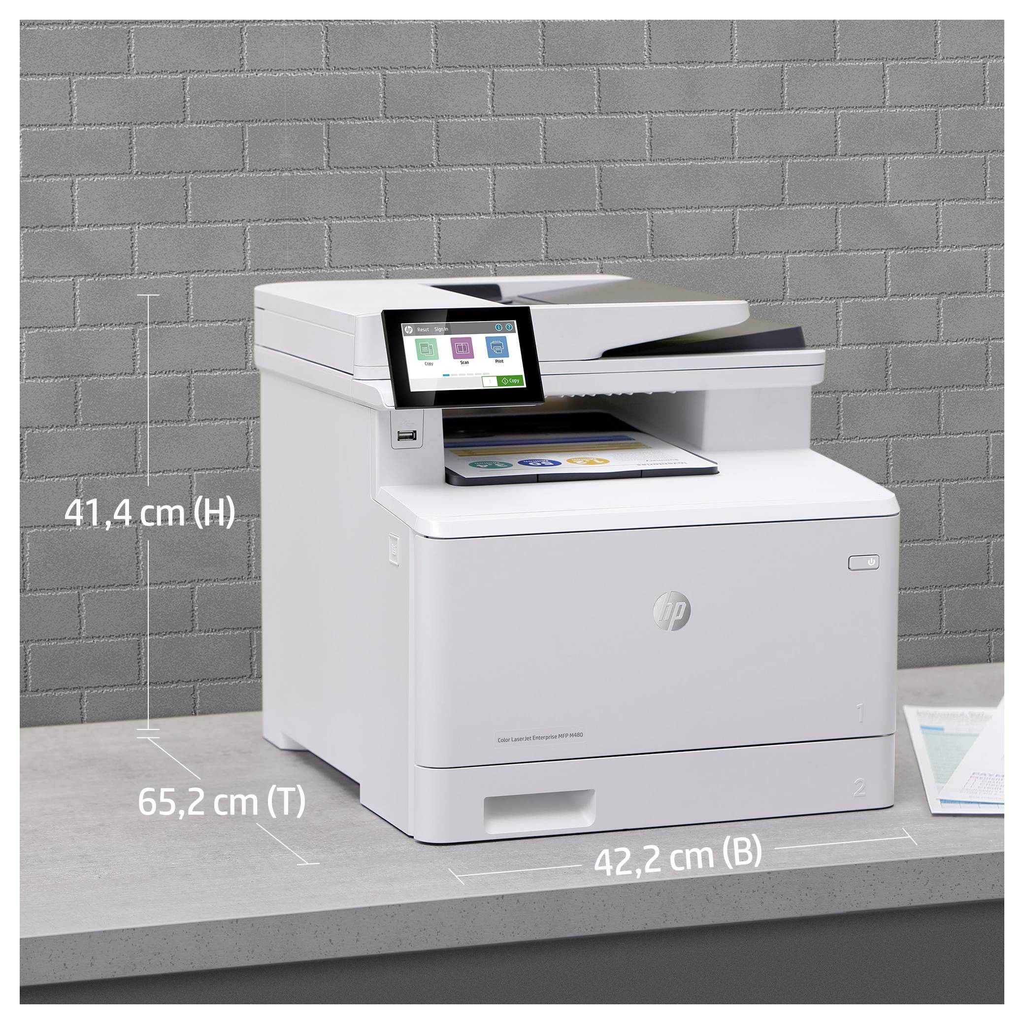 Biely multifunkčný tlačiareň HP na stole so zobrazením rozmerov: 41,4 cm vysoký, 65,2 cm hlboký a 42,2 cm široký.