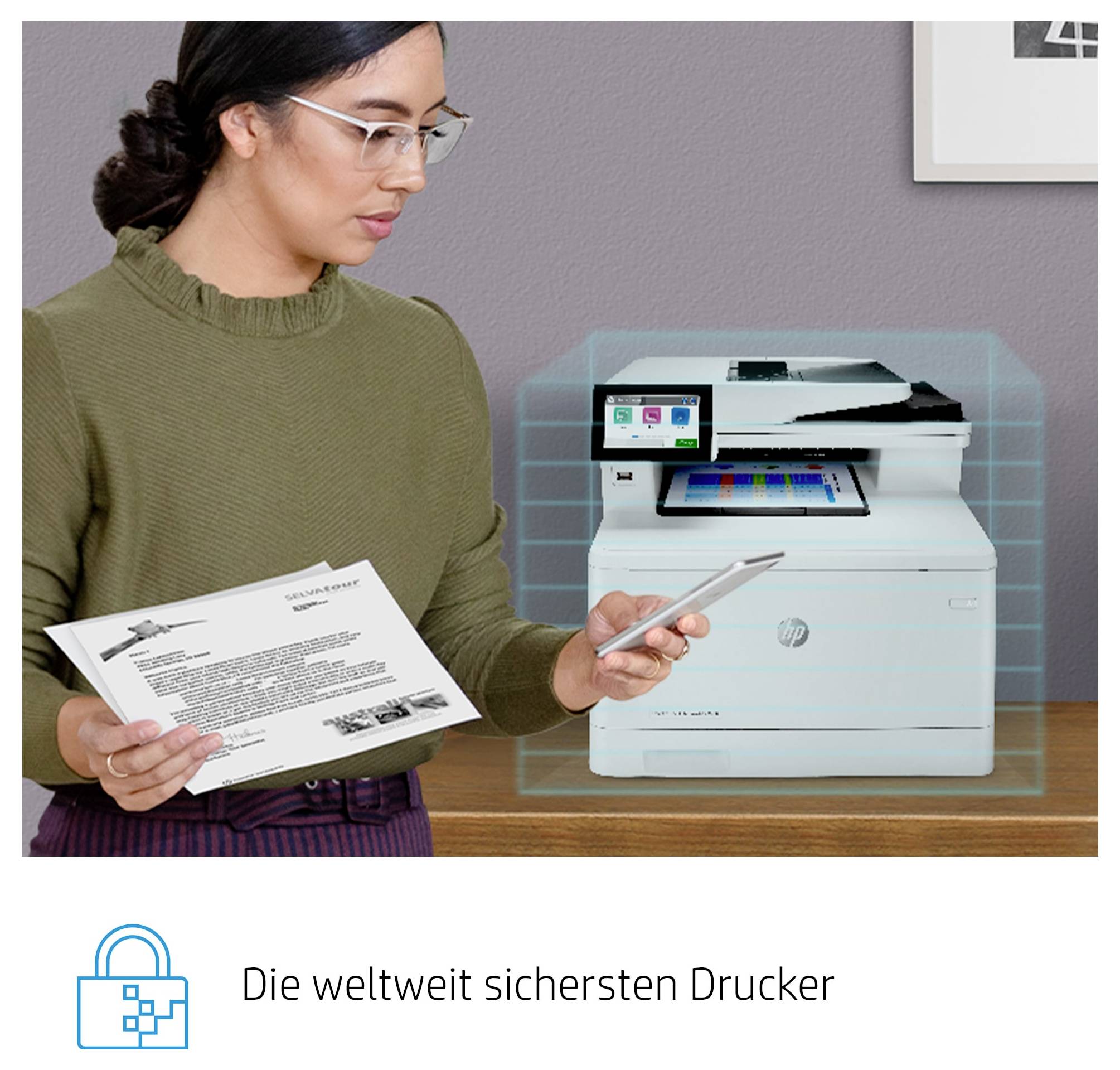Žena používa smartfón a dokument na interakciu s tlačiarňou HP; popis hovorí v nemčine „Die weltweit sichersten Drucker" (najbezpečnejšie tlačiarne na svete).