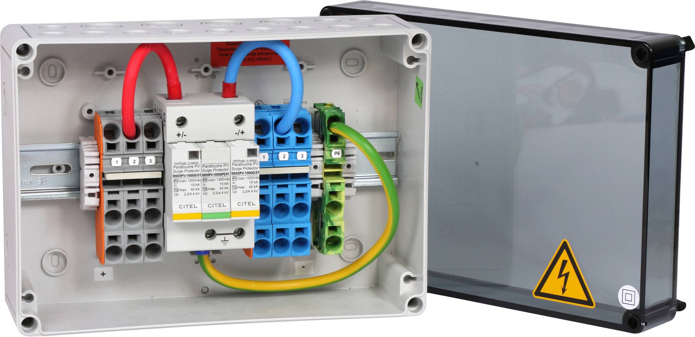 Otvorený elektrický poistkový rozvádzač s farebnými káblami a výstražným symbolom elektrickej energie na kryte.