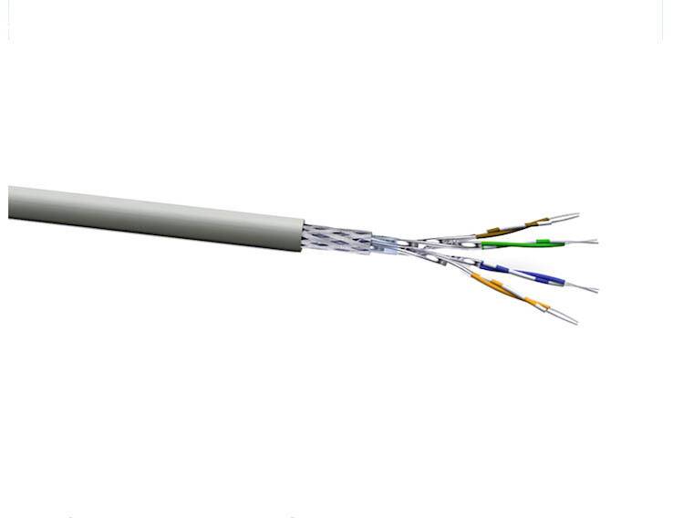 Ethernetový kábel CAT7 so štyrmi voľnými adernými pármi v bielej, zelenej, oranžovej a modrej farbe.