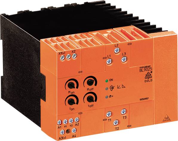 Oranžové elektrické relé určené pre priemyselné aplikácie, vybavené viacerými prípojkami a kontrolkami.