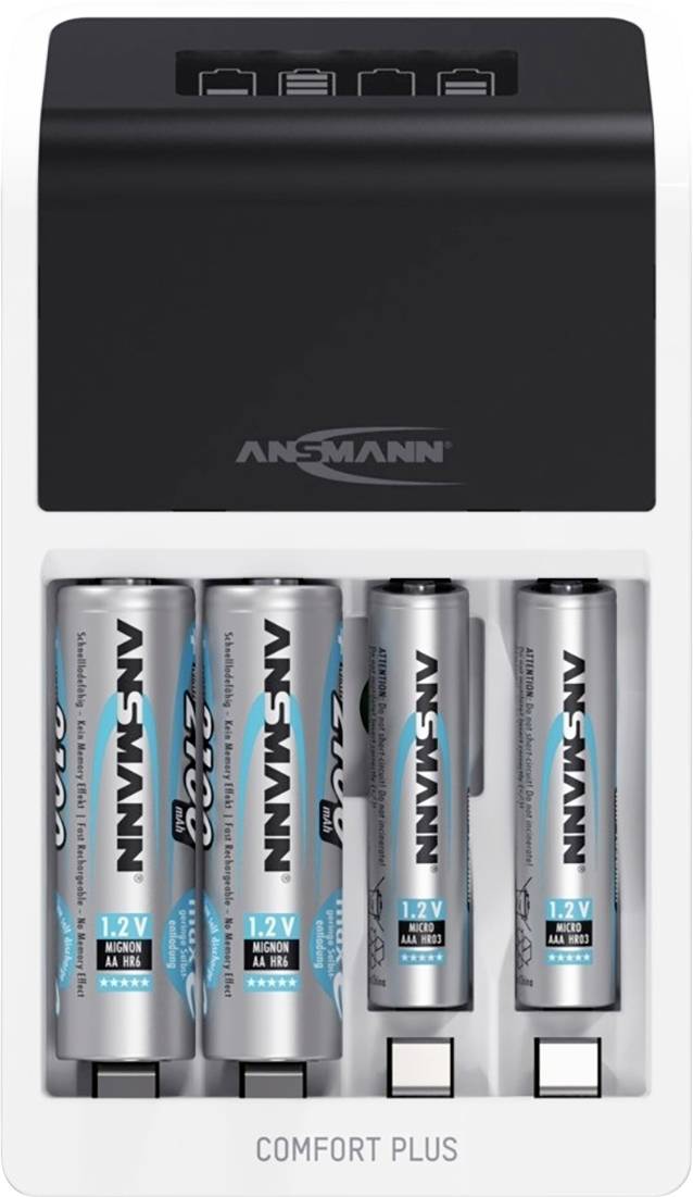 Nabíjačka batérií so štyrmi vloženými AA batériami značky Ansmann. Vzpriamene stojace strieborné batérie. Na hornej strane je displej indikujúci priebeh nabíjania.