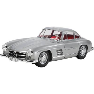 Strieborný Mercedes-Benz 300 SL so zatvorenými krídlovými dverami, pohľad z boku, na bielom pozadí.