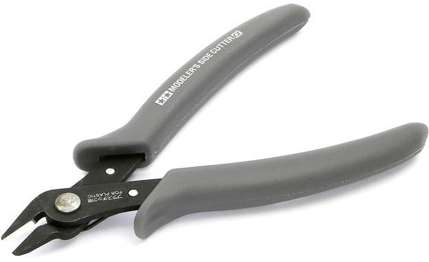 Čierny bočný štípací štiepeť so sivými rukoväťami, označený nápisom 'Modeler's Side Cutter' na jednej z rukovätí, určený na presné strihanie.