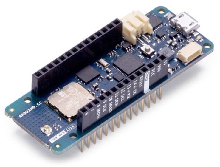 Arduino doska s rôznymi portmi a elektronickými komponentmi, vhodná pre programátorské a elektronické projekty.