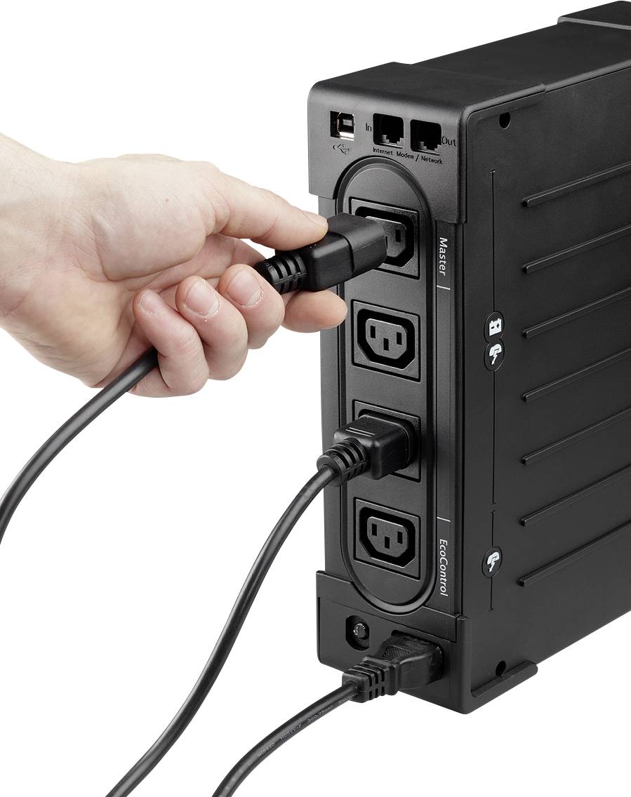 Ruka zapája kábel do zásuvky na zariadení UPS (neprerušiteľný zdroj napájania), ktoré má viacero pripojení.