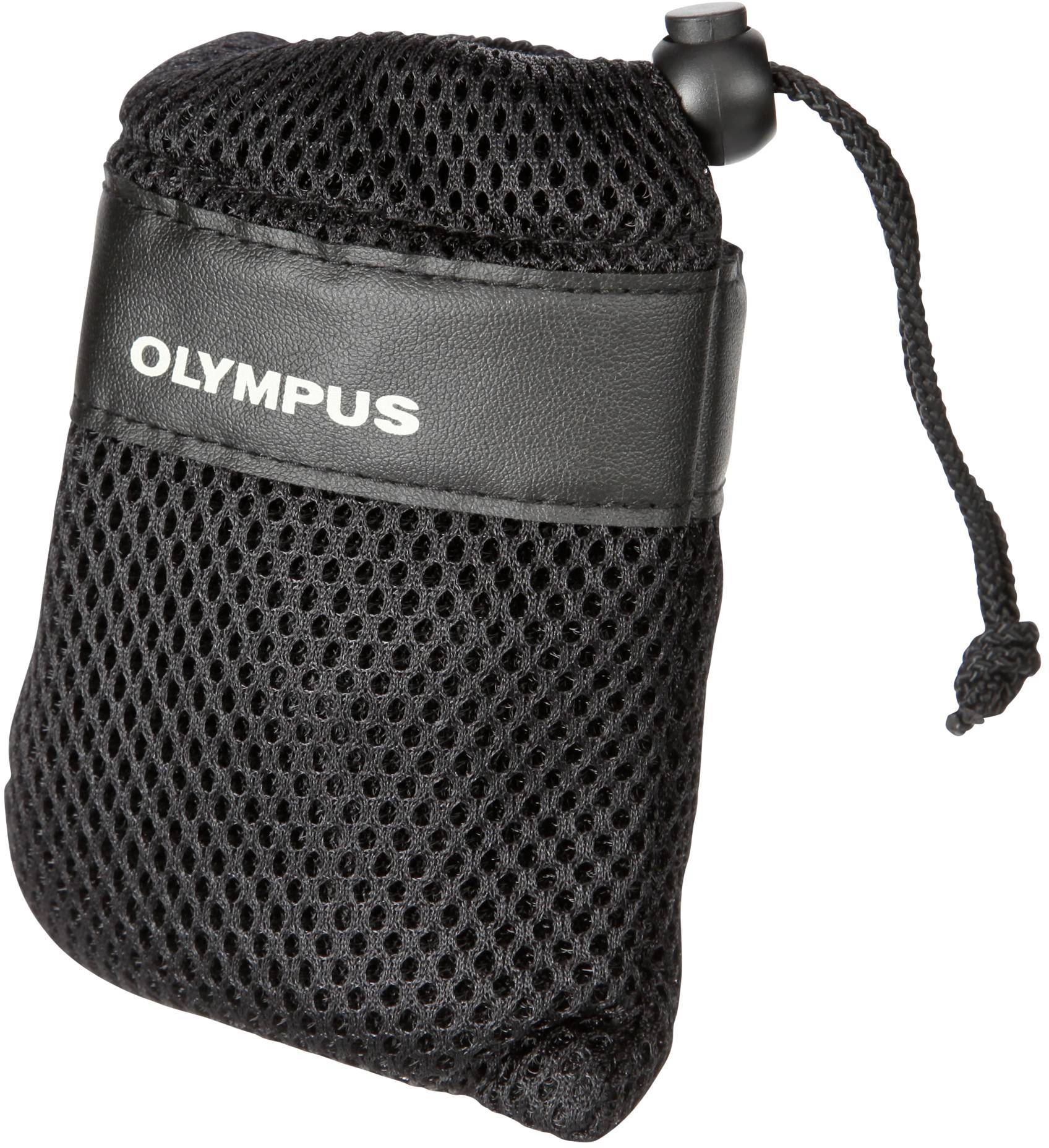 Čierna sieťovaná taška so sťahovacou šnúrkou a bielym nápisom 'Olympus' na koženkom páse.
