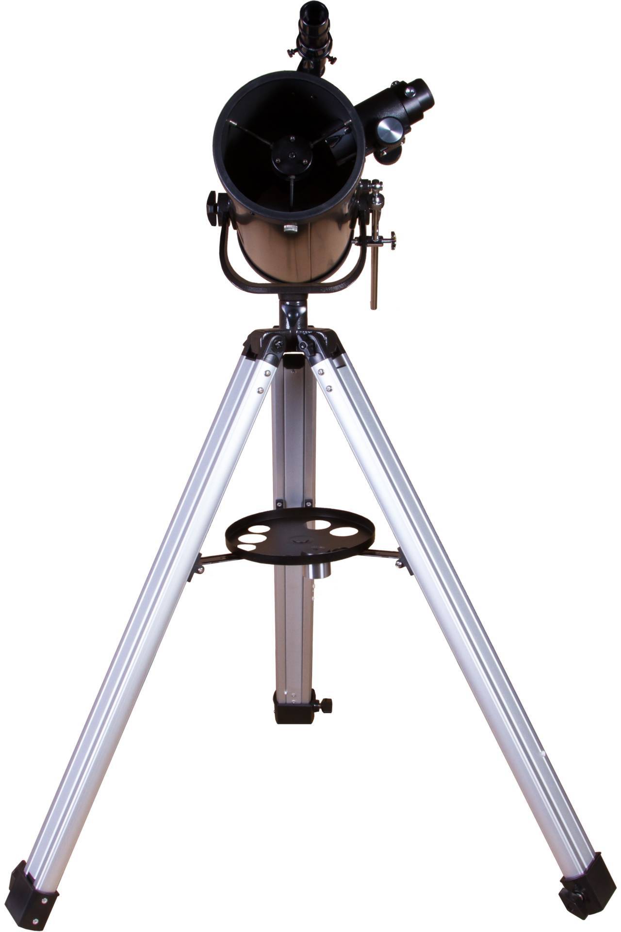 Teleskop s čiernym tubom stojí na striebornom stojane. Je nasmerované na astronomické pozorovanie.