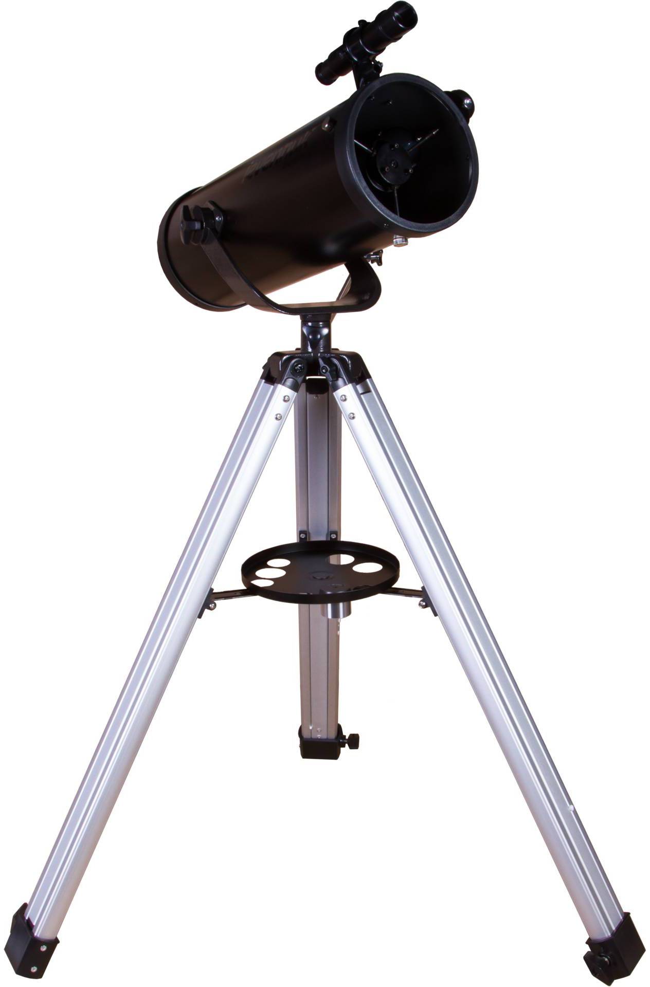 Čierny teleskop s nastaviteľným stojanom. Je namontovaný na bielej trojnožkovej podpornej štruktúre, pripravený na astronomické pozorovanie.