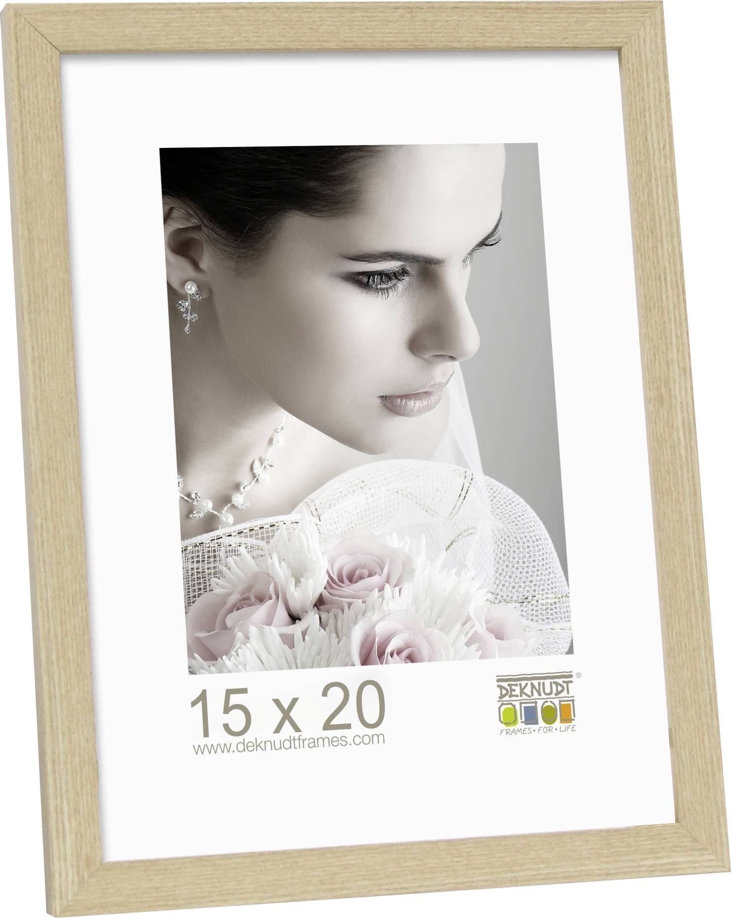 Nevesta sa díva smerom dolu a drží kyticu ružových a bielych kvetov. Text na ráme: '15 x 20', 'www.deknudtframes.com'.