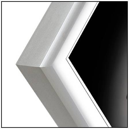 Detailný záber strieborného fotorámčeka s čiernym vnútorným priestorom, ktorý prezentuje minimalistický a elegantný štýl.