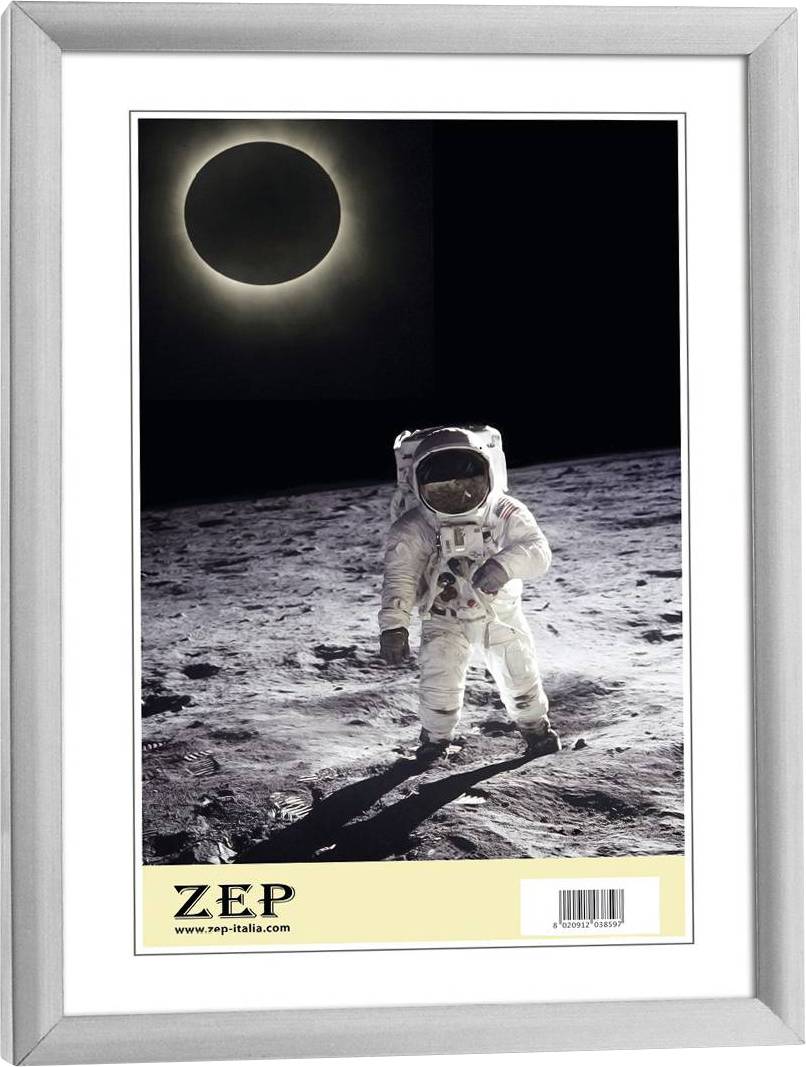 Astronaut kráča po povrchu Mesiaca, pričom v pozadí je viditeľné zatmenie Slnka.