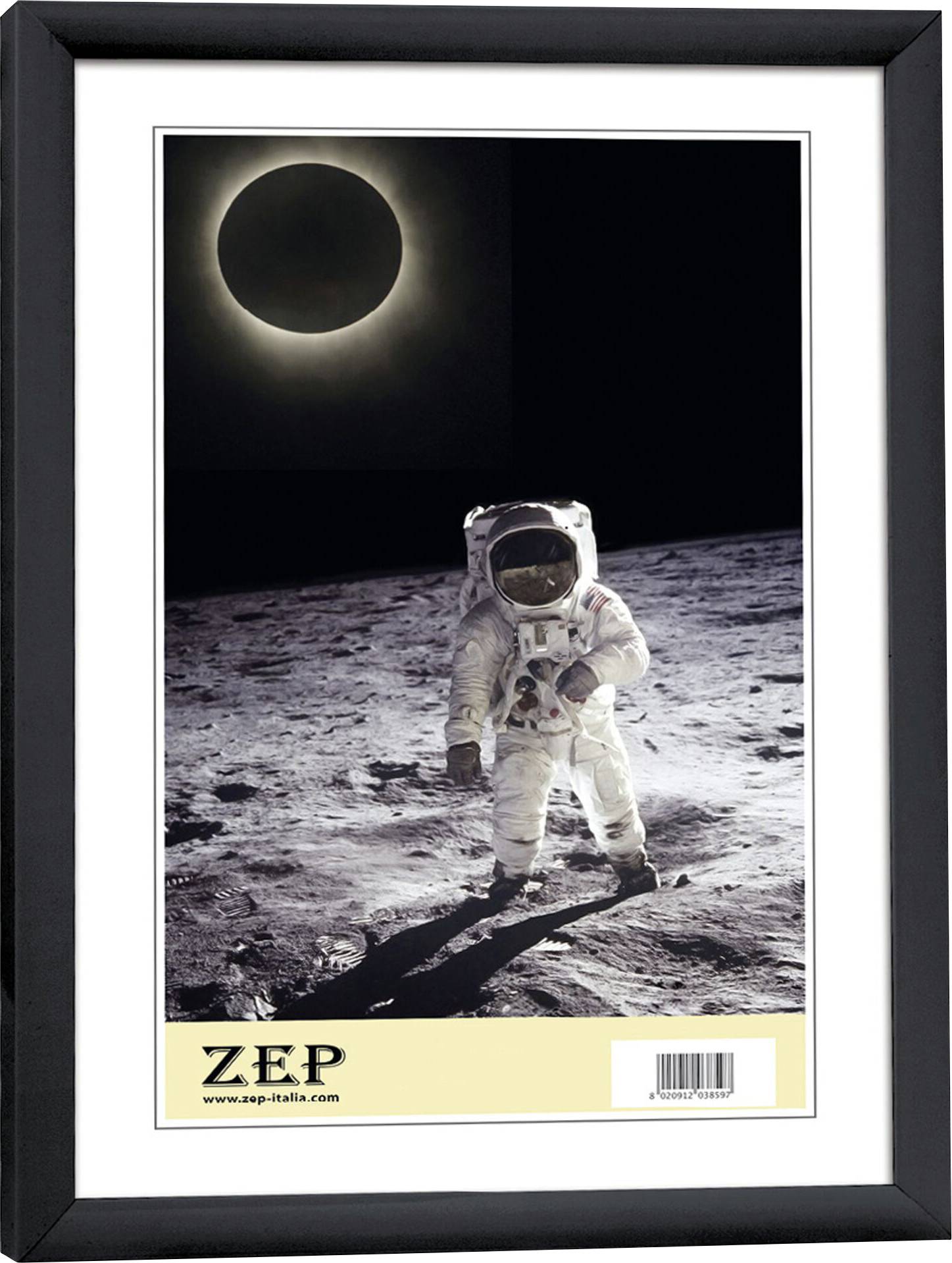 Astronaut v skafandri stojí na povrchu Mesiaca. Vľavo hore obrázok znázorňuje slnečné zatmenie.