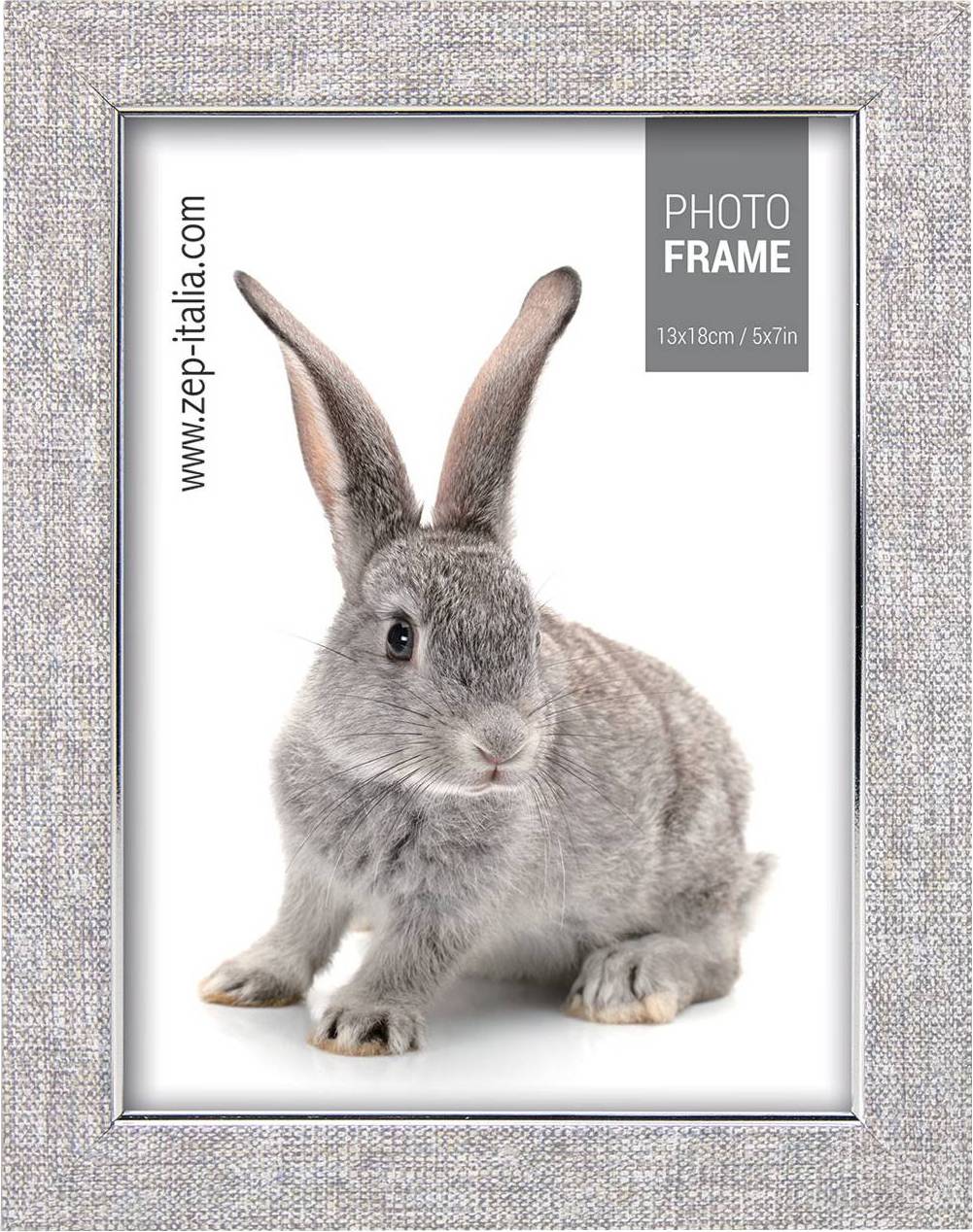 Sivý králik sedí v ráme s nápisom 'PHOTO FRAME' a rozmermi 13x18 cm / 5x7 palcov.