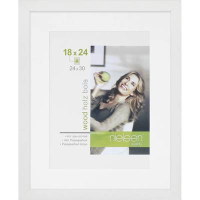 Biely rámček na fotografie s fotografiou usmievajúcej sa ženy držiacej zelené jablko. Text 'nielsen quality' v spodnej časti. Rozmery 18x24 cm.