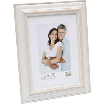 Usmievajúci sa pár sa objíma na fotografii s rozmermi 15 x 20 cm v bielom drevenom ráme.