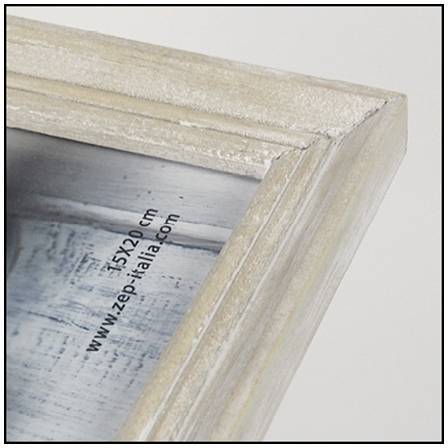 Detailný záber rohovej časti rustikálneho drevného fotorámčeka so zreteľnou štruktúrou dreva a nápisom '15x20 cm www.zep-italia.com'.