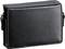 Čierna kožená taška na fotoaparát s textúrovaným povrchom, zatvorená, fotografovaná z boku.