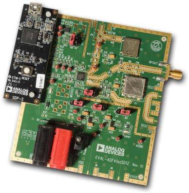 Elektronický obvod s viacerými čipmi, so zeleným dizajnom dosky plošných spojov, s vyznačeným logom "Analog Devices" a rôznymi konektormi.