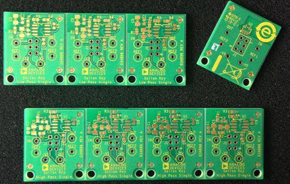 Zelené dosky plošných spojov s elektronickými komponentmi a značkami určenými pre montáž a výrobu elektronických obvodov.
