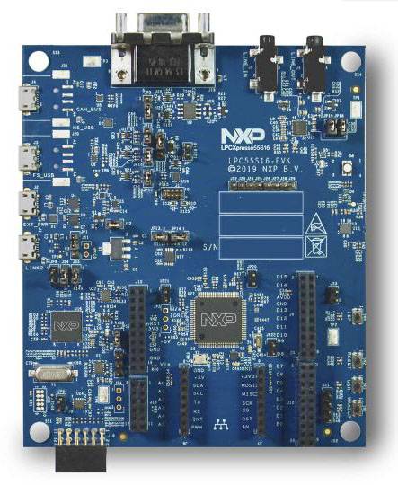 Modrá doska plošných spojov s logom NXP, niekoľkými integrovanými obvodmi, portami a konektormi. Vyvinutá pre elektronické aplikácie.