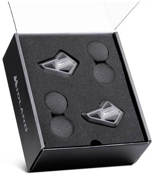 Otvorená škatuľa s dvoma čiernymi bluetooth komunikačnými zariadeniami a príslušenstvom, názov značky je viditeľný na škatuli.