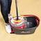 Osoba čistí mop pomocou vedierka Vileda Spin-Mop, ktorý odstraňuje vodu prostredníctvom rotačného mechanizmu. Vedierko stojí na svetlej drevenej podlahe.