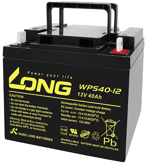 Olovený akumulátor s rukoväťou; nápis 'Long WPS40-12, 12V 40Ah'. Výstražné upozornenia: Nespáľať, nekontaminovať ani skratovať.