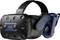 VR headset s integrovanými slúchadlami pohľad z boku, čierno-modré dizajnové prevedenie, s logom značky 'Vive'.