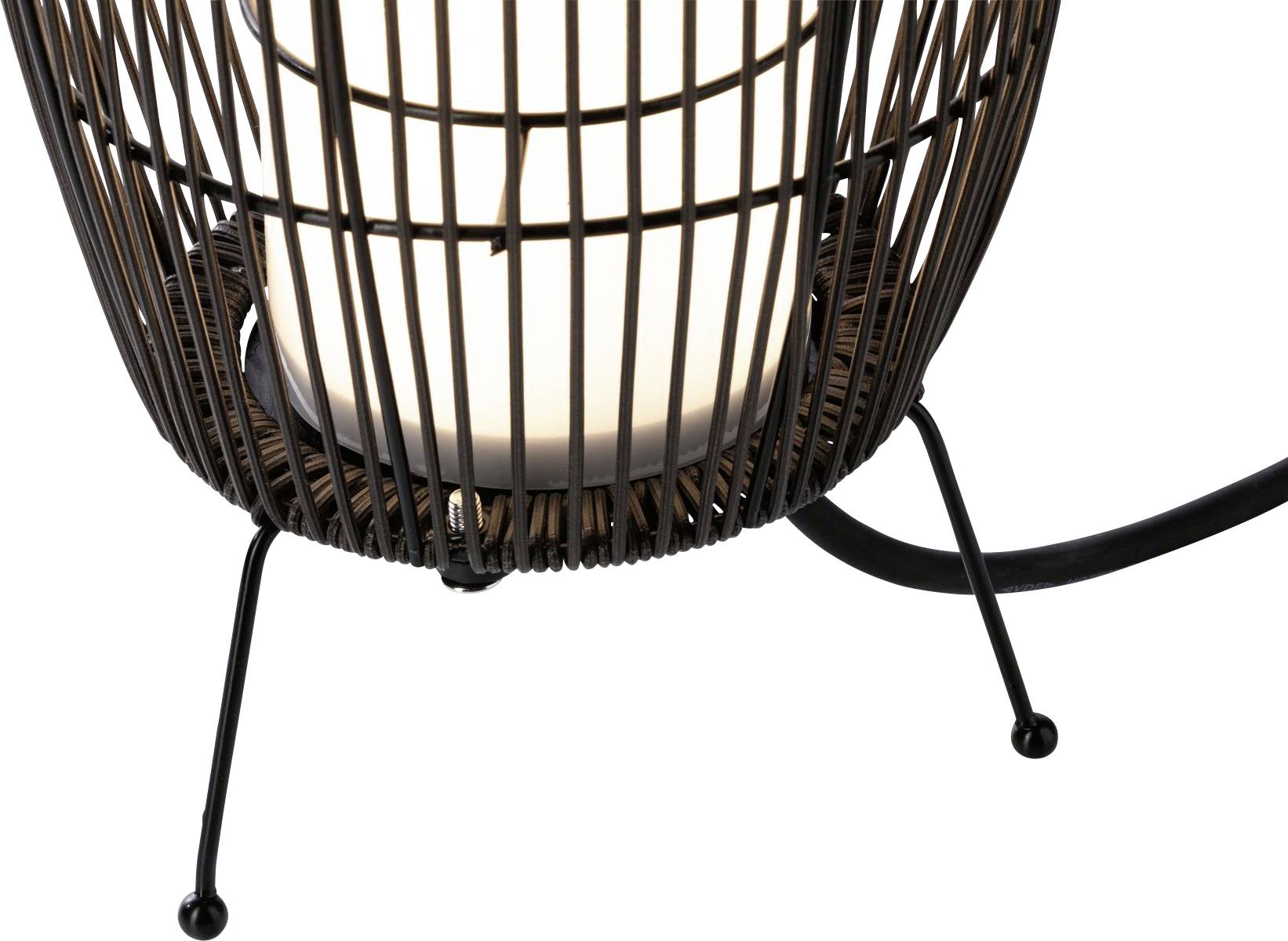 Elegantná stolová lampa z čierneho kovu, obklopená čiernym drôteným tienidlom, stojaca na troch štíhlych nohách.