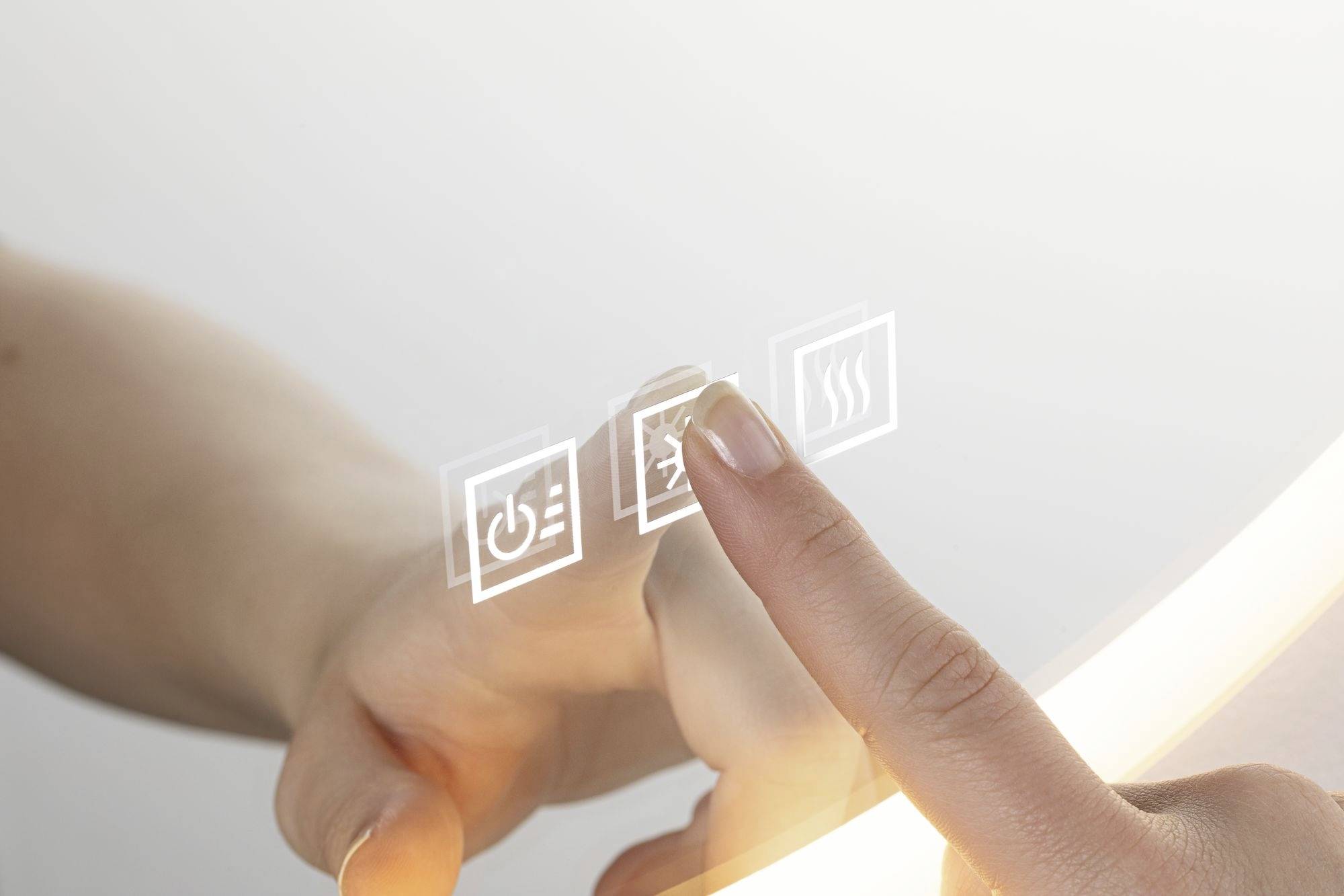 Prst sa dotýka digitálneho tlačidla so symbolmi zapnutia/vypnutia, prúdenia vzduchu a kúrenia. Technológia a dotykový displej v akcii.